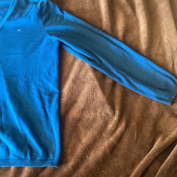 Tommy V-Neck Women’s Sweater - Picture 4 of 8